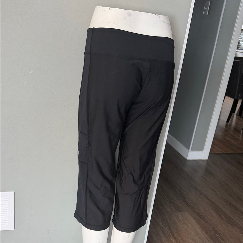 Lululemon Black Retro  Capri . Size 6